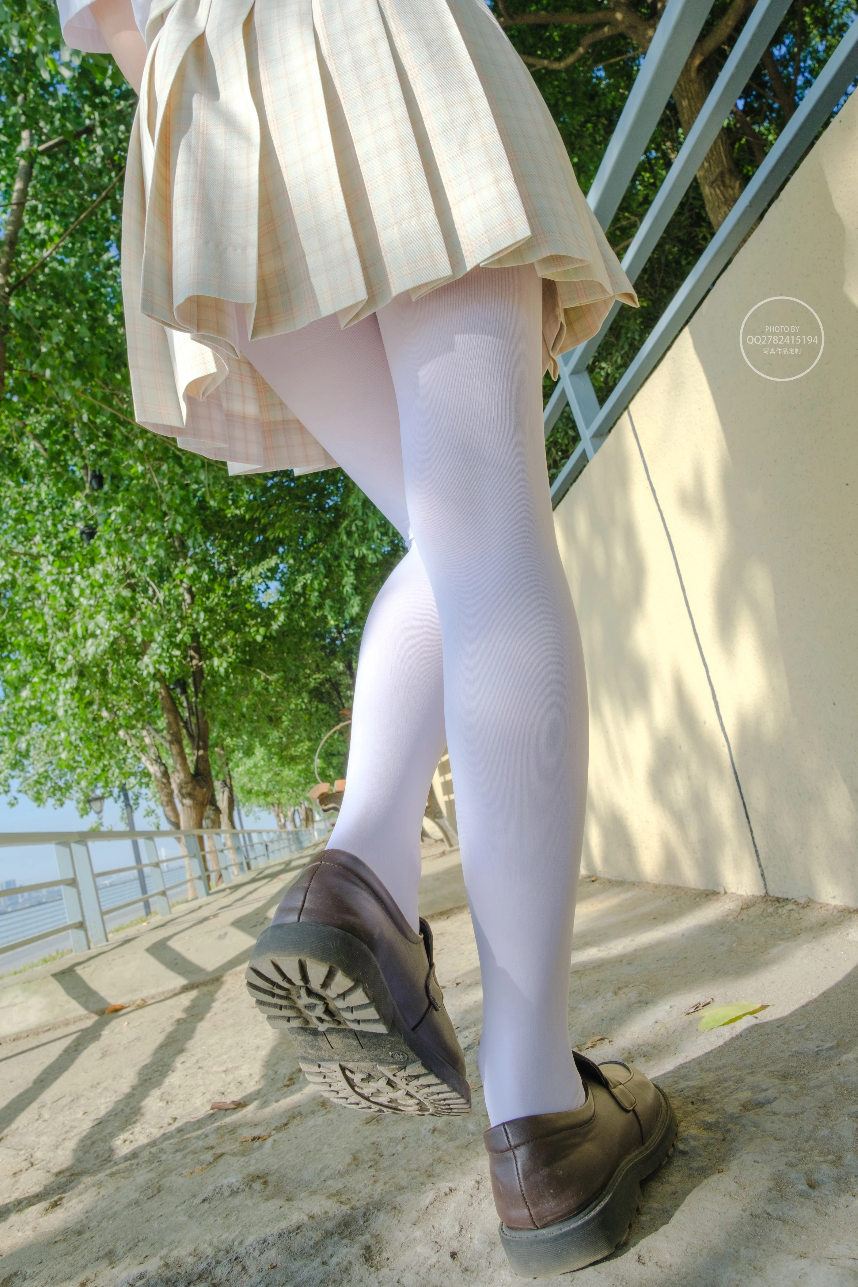 森萝财团 有料 NO.040 海边JK制服白丝 [95P]插图3
